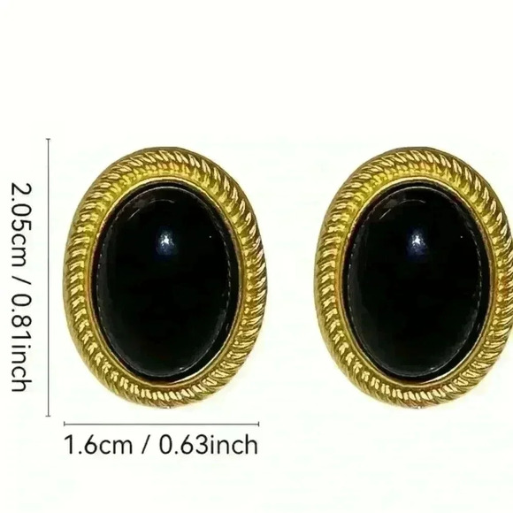 Elegant Vintage-Inspired Black Gemstone Stud Earrings - Picture 4 of 5
